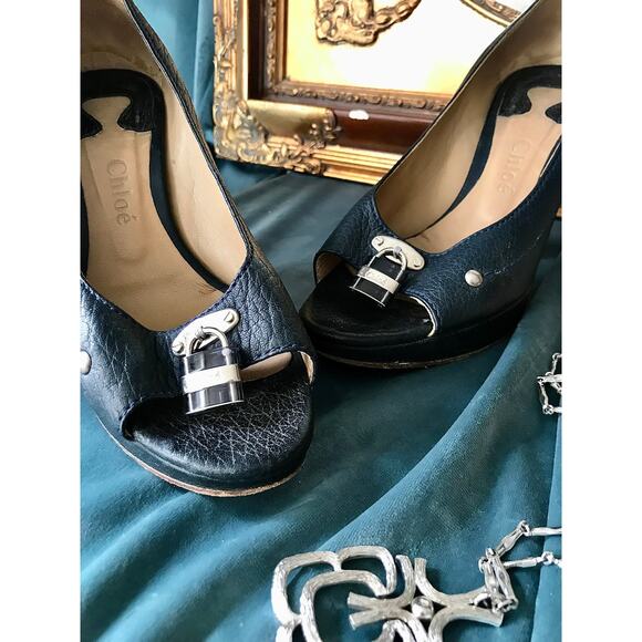 Vintage Chloé peep toe heels in navy leather with padlocks, size 7 1/2 - Picture 2 of 6
